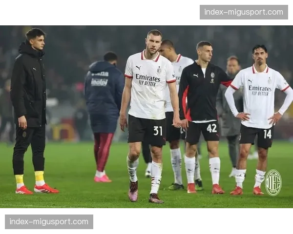 AC米兰门将迈尼昂失误后跪地掩面，科莫新星帕斯断球破门