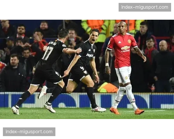 特写：摩纳哥更衣室领袖本耶德尔激励年轻球员的演讲瞬间。