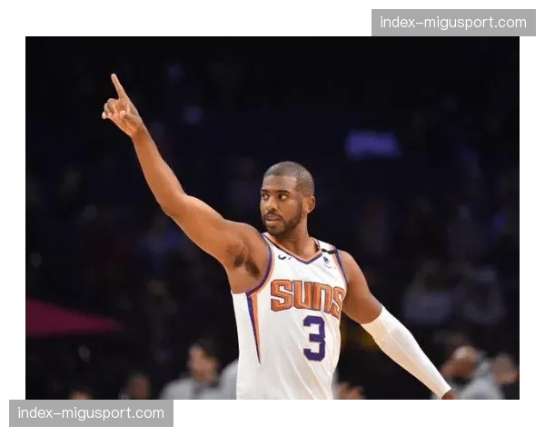 老将克里斯-保罗接受专访，谈三月为季后赛调整节奏，及如何指导年轻队友阅读“Hedge防守”。